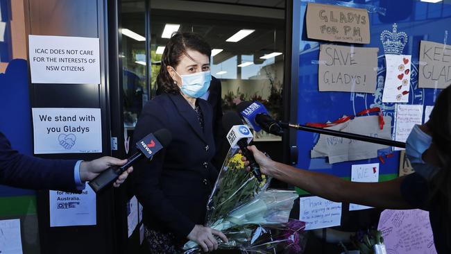 The former Premier talks to waiting media. Picture: Sam Ruttyn