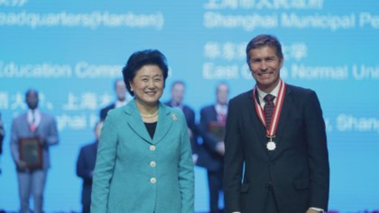 Peter Hoj with Chinese Vice-Premier and Council of Confucius Institute Headquarters Chair, Madam Liu Yandong, receiving the Confucian award in December 2015 at the Confucius Institute’s Global Conference in Shanghai.