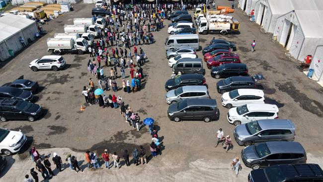 People queue to receive the Sinovac coronavirus vaccine in Jakarta last month. Picture: Bay Ismoyo / AFP)