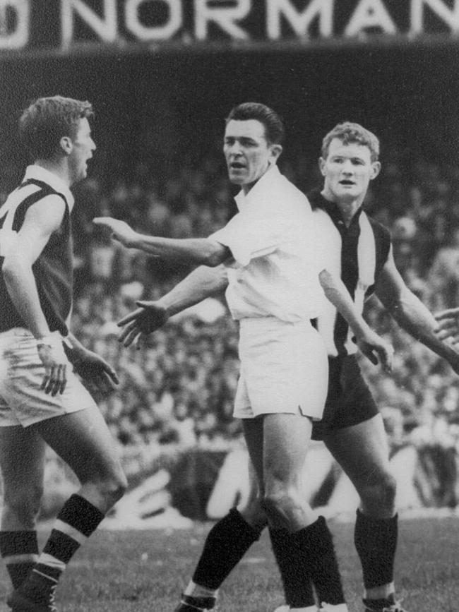 Umpire Jeff Crouch stands between John Bingley and Des Tuddenham. Copy picture. 1966 Grand Final. St Kilda v Collingwood. MCG.