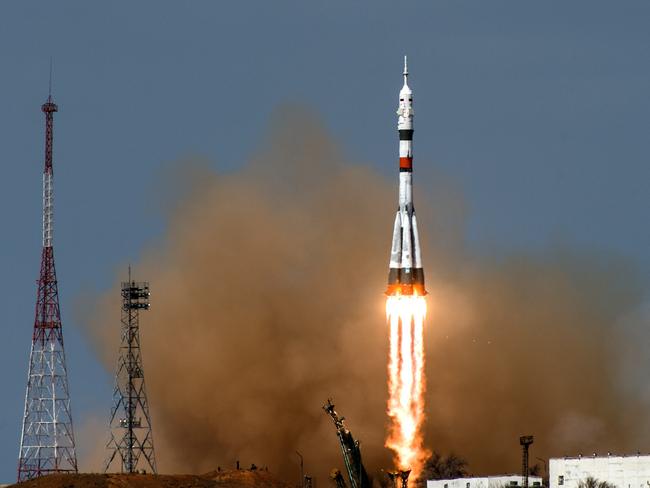 TOPSHOT - This Russia's space agency Roscosmos handout picture taken and released on April 9, 2020 shows the Soyuz MS-16 spacecraft carrying the members of the International Space Station (ISS) expedition 63, NASA astronaut Chris Cassidy and Russian cosmonauts Anatoly Ivanishin and Ivan Vagner, blasting off to the ISS from the launch pad at the Russian-leased Baikonur cosmodrome in Kazakhstan. (Photo by Andrey SHELEPIN / Russian Space Agency Roscosmos / AFP) / RESTRICTED TO EDITORIAL USE - MANDATORY CREDIT "AFP PHOTO / Russian Space Agency Roscosmos / Andrey SHELEPIN " - NO MARKETING - NO ADVERTISING CAMPAIGNS - DISTRIBUTED AS A SERVICE TO CLIENTS