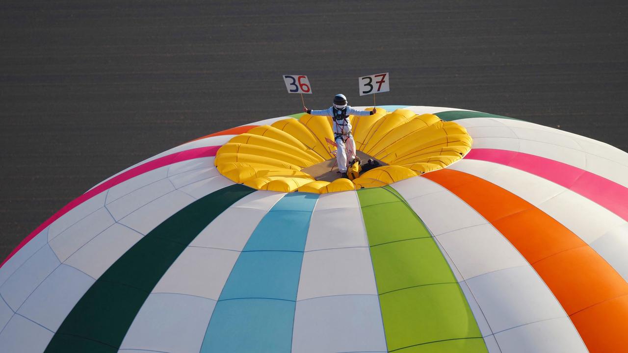 Remi Ouvrard chose the height of 3637m for his world record to encourage people to call the Telethon charity fundraiser phone number. Picture: AFP