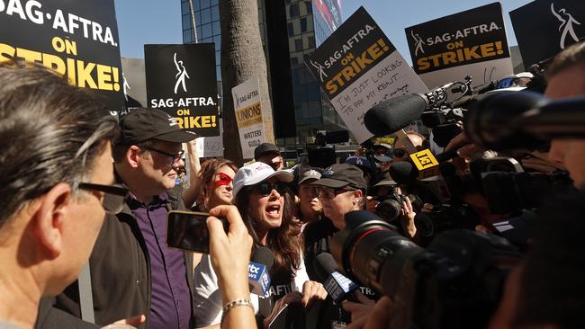 SAG-AFTRA President Fran Drescher and actors picketing outside Netflix studios on July 14, in Los Angeles. Photo: Emma McIntyre/Getty Images.