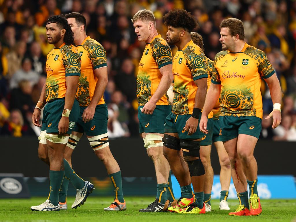 BRISBANE, AUSTRALIA - JULY 09: Wallabies huddle during game two of the International Test Match series between the Australia Wallabies and England at Suncorp Stadium on July 09, 2022 in Brisbane, Australia. (Photo by Chris Hyde/Getty Images)