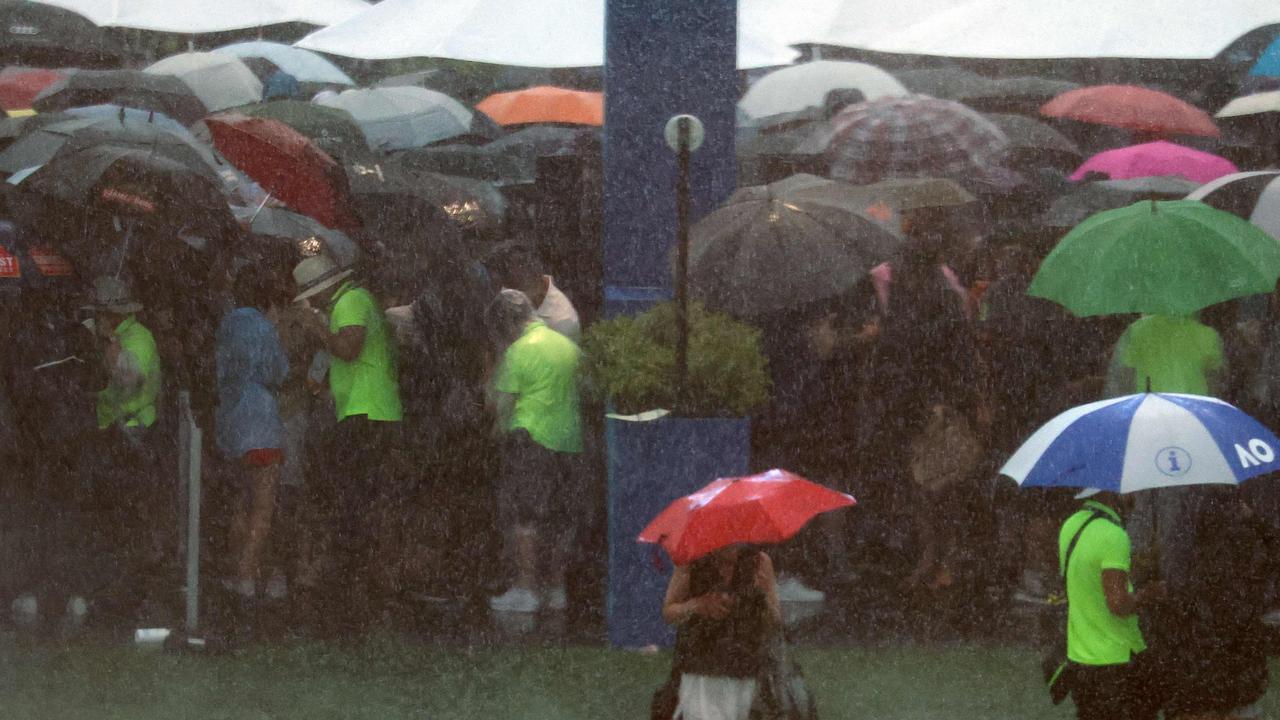 Happy Slam? Melbourne weather soaks tennis fans, cancels matches