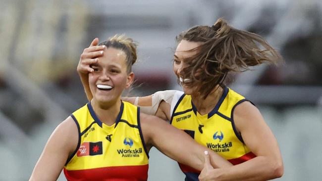 Danielle Ponter is congratulated after her long bomb. Picture: Darrian Traynor/AFL Photos/via Getty Images