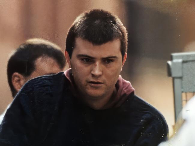 1993? Frankston serial killer Paul Denyer being taken away by police. Murder. Neg: 931203/6