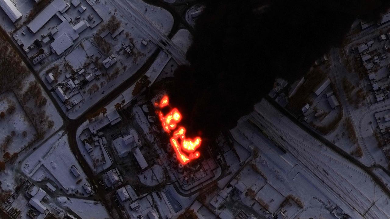 An infra-red close-up view of an oil refinery on fire, in Klintsy, Russia on January 19, 2024. Picture: Satellite image Maxar Technologies / AFP