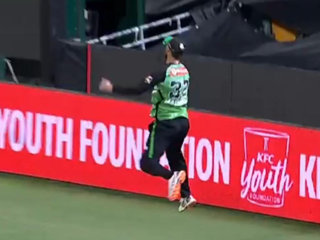 Glenn Maxwell’s catch was reminiscent of NBA great Lebron James alley-ooping to himself off the backboard. Picture. FOX Sports