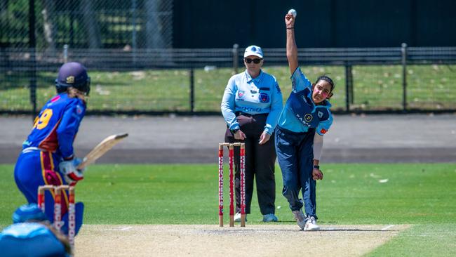 Zoya Thakur bowling for Parramatta. Picture: Thomas Lisson