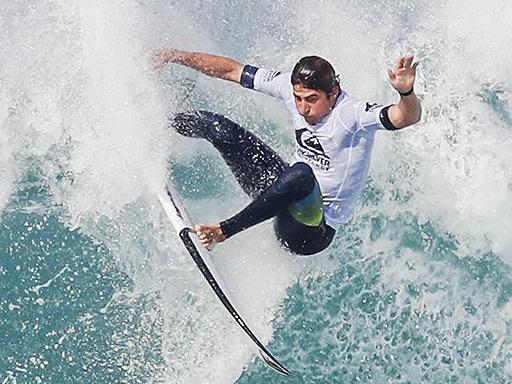 This handout photo released by the World Surf League shows Italy's surfer Rookie Leonardo Fioravanti competing in Round two of the 2017 Quiksilver Pro France after placing third in Heat 8 of Round One in Hossegor on October 12, 2017.  / AFP PHOTO / www.worldsurfleague.com / Laurent Masurel / RESTRICTED TO EDITORIAL USE - MANDATORY CREDIT "AFP PHOTO / WORLD SURF LEAGUE/LAURENT MASUREL" - NO MARKETING NO ADVERTISING CAMPAIGNS - DISTRIBUTED AS A SERVICE TO CLIENTS - NO ARCHIVE