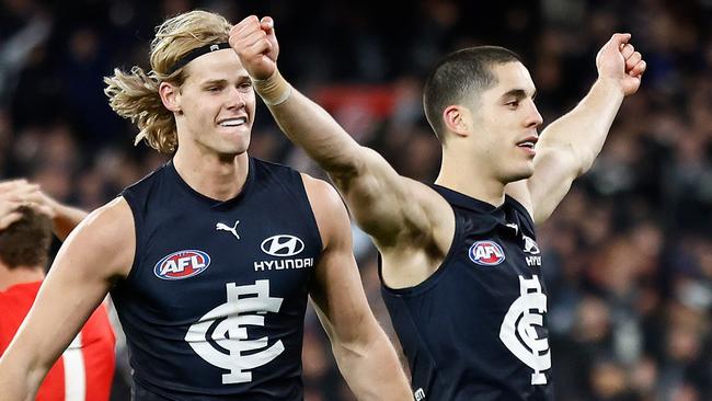 MELBOURNE, AUSTRALIA - SEPTEMBER 08: Tom De Koning (left) and Adam Cerra of the Blues celebrate during the 2023 AFL First Elimination Final match between the Carlton Blues and the Sydney Swans at Melbourne Cricket Ground on September 08, 2023 in Melbourne, Australia. (Photo by Michael Willson/AFL Photos via Getty Images)