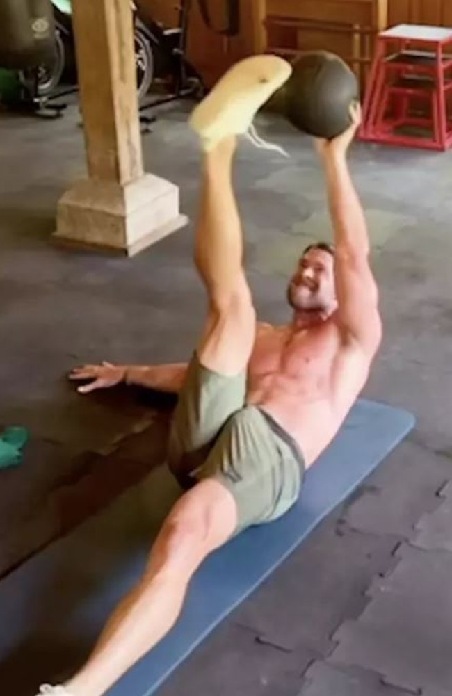 Chris hemsworth push discount ups