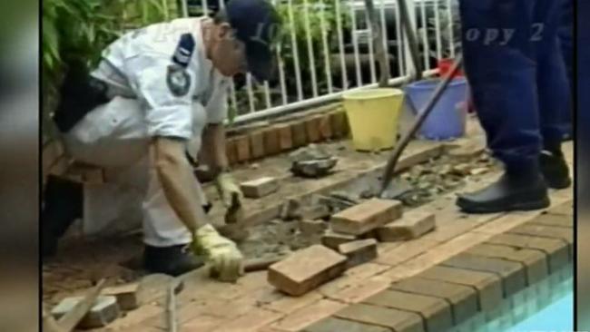 NSW Police during a limited dig at the Bayview home of Lyn And Chris Dawson in January 2000.