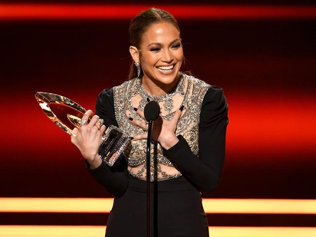 People’s Choice Awards 2017: Jennifer Lopez Smoulders On The Red Carpet 