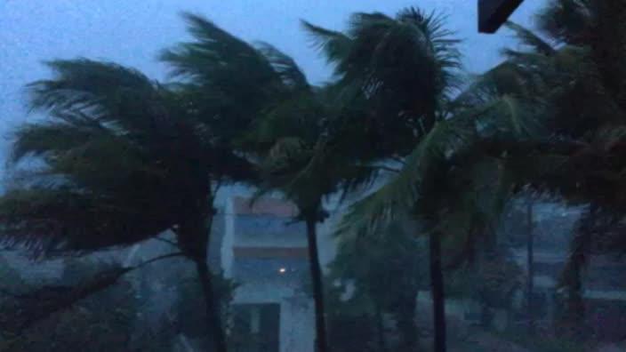 Cyclone Debbie hits Airlie Beach