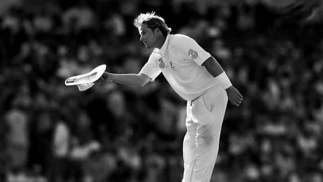 Shane Warnebows to the crowd at the end of day three of the fifth Ashes Test Match between Australia and England at the Sydney Cricket Ground on January 4, 2007.