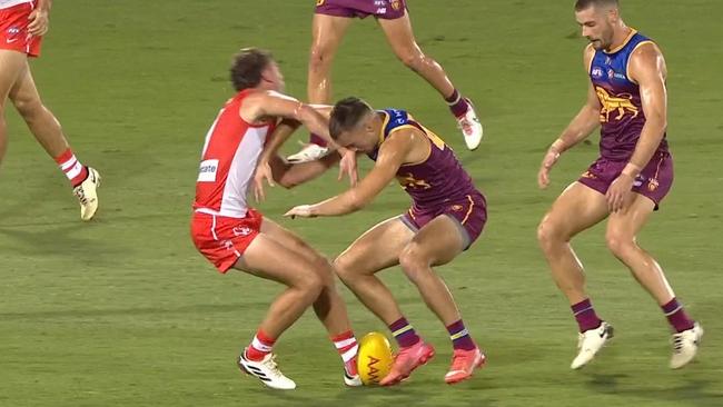 Will Hayward's head snapped back. Photo: Fox Footy.