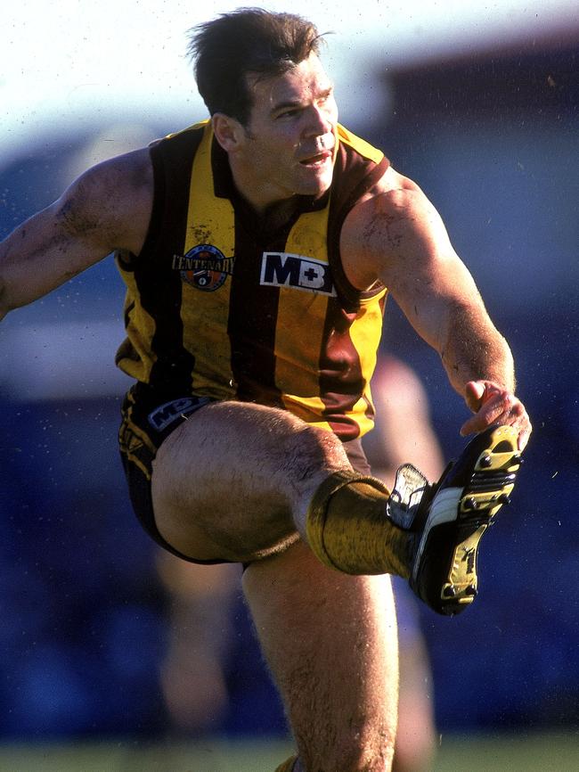 Jason Dunstall in action for Hawthorn.