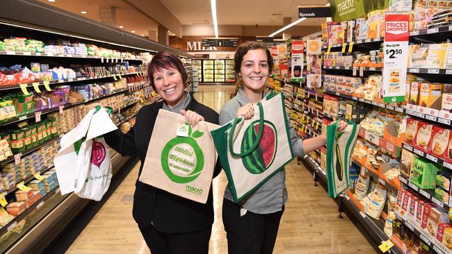 Lara Tumilovics and Amanda Mcintyre at the Toorak Woolworths, which will be among the first stores in Victoria to phase out plastic bags.