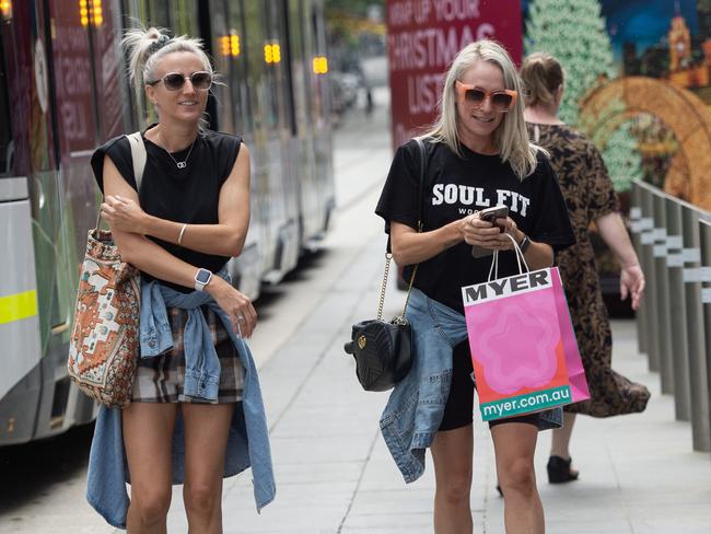 MELBOURNE AUSTRALIA - Newswire Photos NOVEMBER 25TH 2023 : Busy crowds shopping in Melbourne as Black Friday sales continue. PICTURE : NCA Newswire / Nicki Connolly