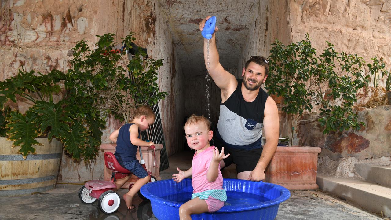 Michael Beelitz kept his children Zara and Dustin cool in Coober Pedy. Picture: Tricia Watkinson