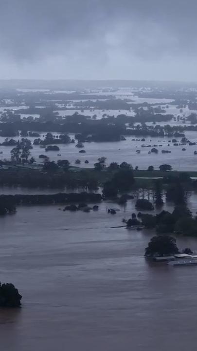 Flooding rocks NSW as river surpasses 96-year record