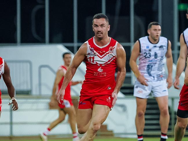 Dylan Collis playing for Waratah in the 2024-25 NTFL season. Picture: David Bradley / AFLNT Media