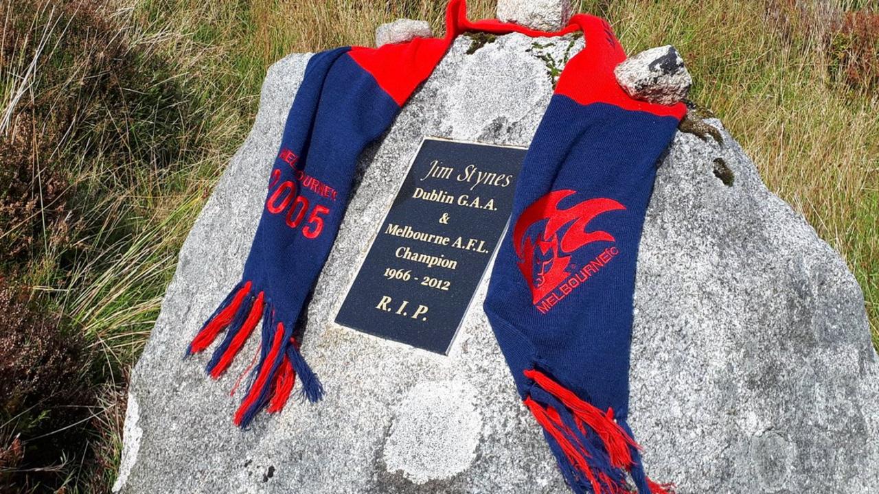 Jim Stynes Tribute Melbourne Fan Places Scarf On Demons Great S Headstone In Ireland S Wicklow Mountains