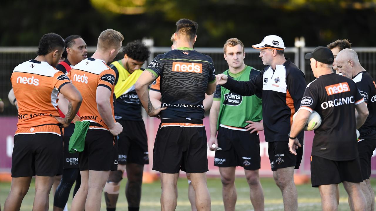 Wests Tigers coach Michael Maguire speaks to players (Photo by Albert Perez/Getty Images)