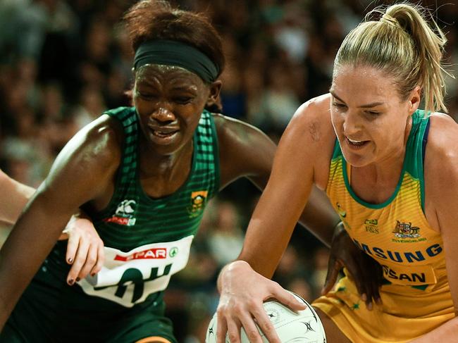Phumza Maweni of the Proteas challenges Diamonds captain Caitlin Bassett during the Netball Quad Series match between the South African Proteas and the Australian Diamonds at Spark Arena in Auckland, New Zealand, Saturday, September 15, 2018. (AAP Image/David Rowland) NO ARCHIVING, EDITORIAL USE ONLY