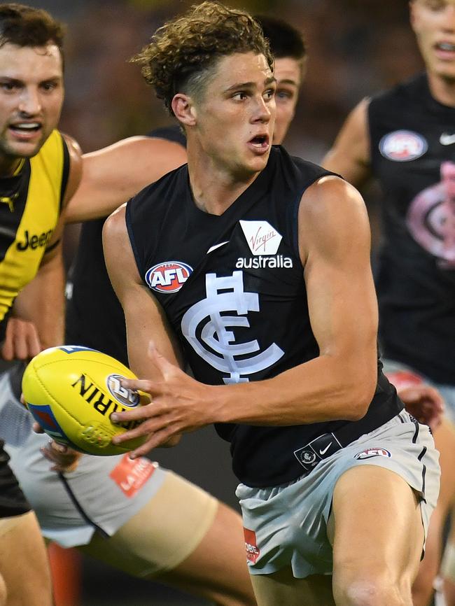 Charlie Curnow breaks away from the pack.