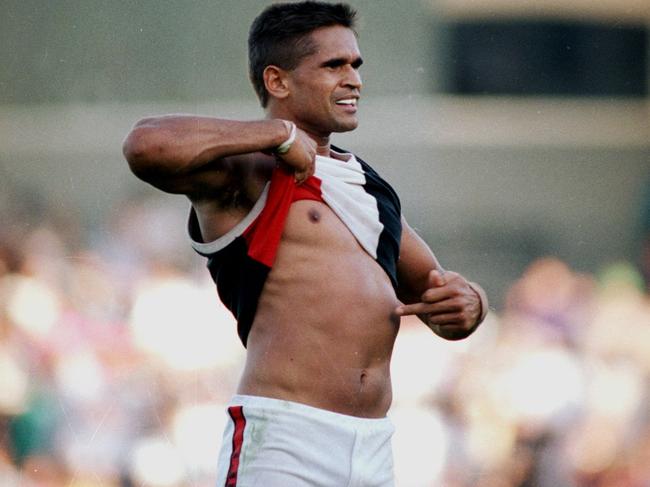 Nicky Winmar’s iconic moment. Picture: John Feder