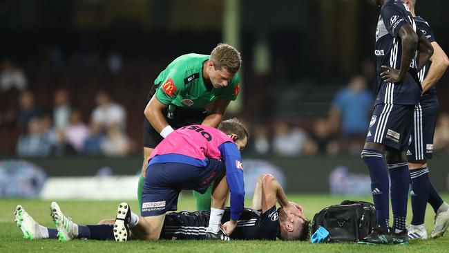Terry Antonis injured his knee on the SCG turf. Picture: AAP Images