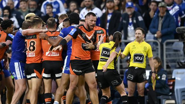 David Klemmer argues with Kasey Badger. NRL Imagery