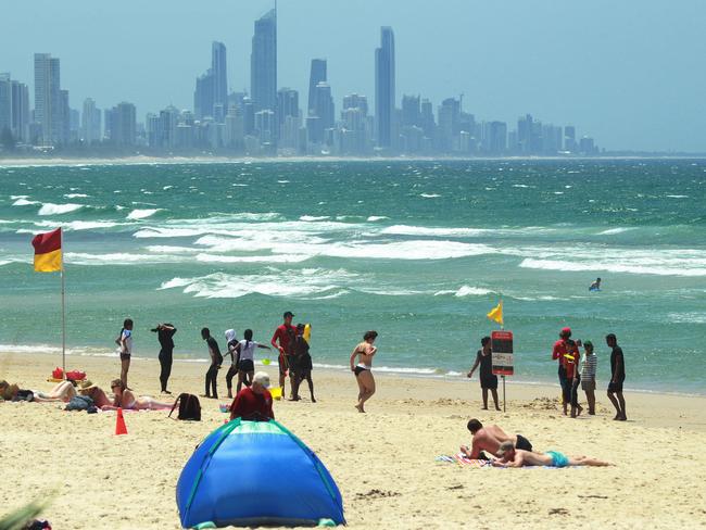 Gold Coasters and tourists alike swelter on a hot summer day at Burleigh.Picture by Scott Fletcher