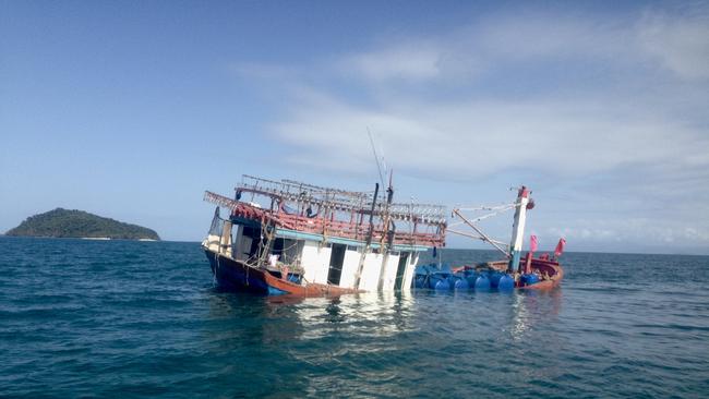 A suspected asylum seeker vessel has run aground in a river mouth off the Daintree Rainforest in Far North Queensland.