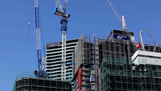 Construction consultant firm Rider Levett Bucknall’s latest Crane Index found 869 cranes were erected on job sites nationally through the first quarter of 2024. Picture: NCA NewsWire / Damian Shaw