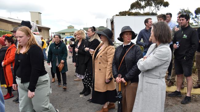 Hamilton Cup Races 2022 - Crowd preparing to watch the Fashions on the Field competition.