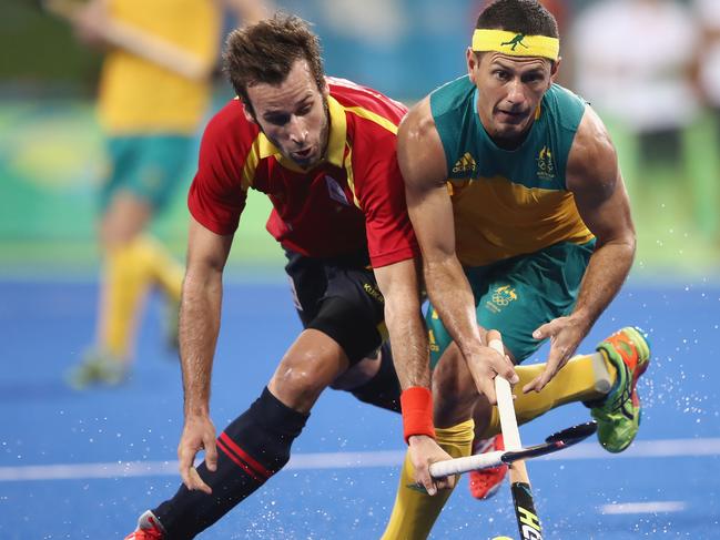 RIO DE JANEIRO, BRAZIL - AUGUST 07: David Alegre of Spain and Jamie Dwyer of Australia compete for the ball during the men's pool A match between Brazil and Belgium on Day 2 of the Rio 2016 Olympic Games at the Olympic Hockey Centre on August 7, 2016 in Rio de Janeiro, Brazil. (Photo by Mark Kolbe/Getty Images)