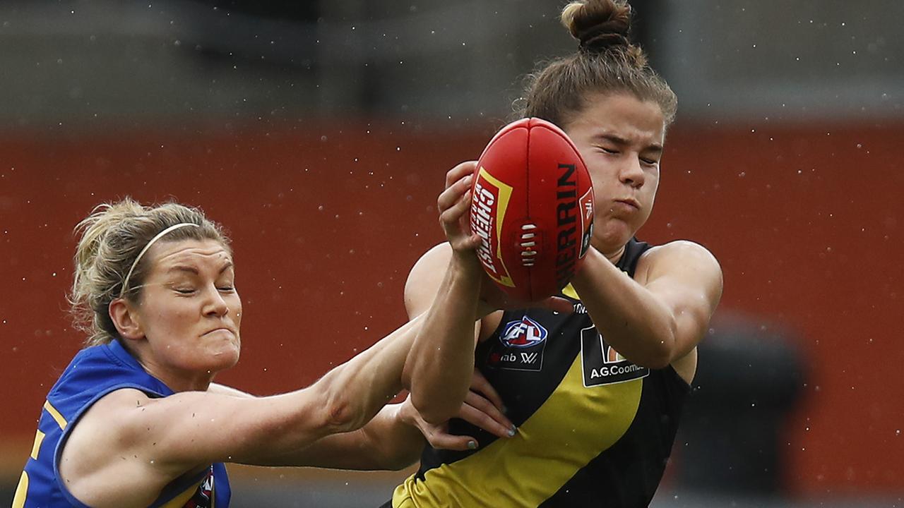 Ellie McKenzie reeled in a monster grab against Western Bulldogs.