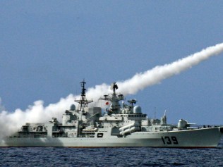 In this photo released 29/07/2010 by China's Xinhua News Agency, a warship launches a missile during a live-ammunition military drill held by the South China Sea Fleet of the People's Liberation Army (PLA) Navy in the South China Sea, 26/07/2010.