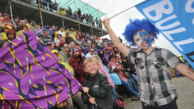 Fans from the Bulldogs versus Storm game at Virgin Australia Stadium, Mackay. Photo Lee Constable / Daily Mercury