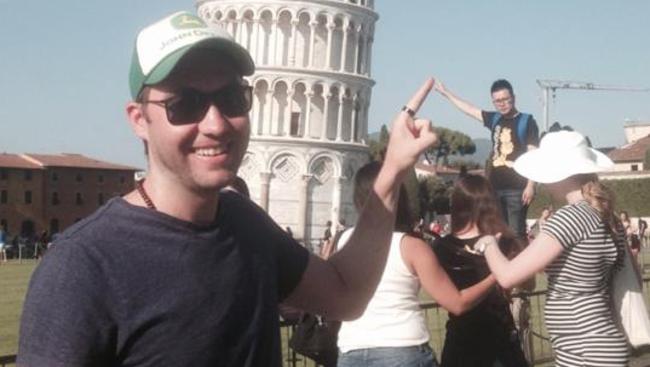 This guy thought outside the box for his Leaning Tower of Pisa photo op. Picture: savidiot/imgur