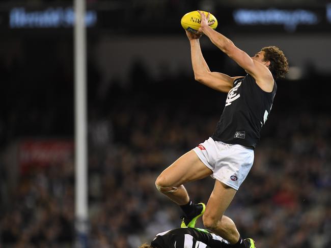 Charlie Curnow of the Blues takes a mark in the fourth quarter during the Round 14 AFL match between the Collingwood Magpies and the Carlton Blues at the MCG in Melbourne, Sunday, June 24, 2018. (AAP Image/Julian Smith) NO ARCHIVING, EDITORIAL USE ONLY