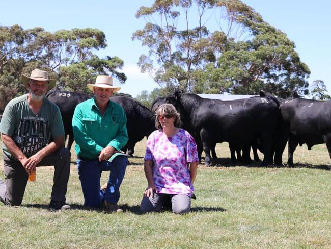 Claremont Angus stud principal Graeme Glasgow (centre) with volume clients Gerald and Diana Dodde. PICTURE: Supplied.