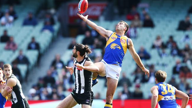 Scott Lycett jumps over Brodie Grundy.