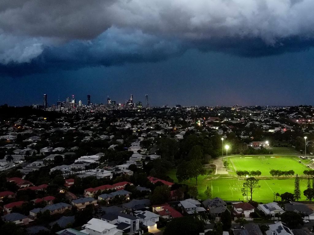 Brisbane Weather: Lightning Storm Lights Up Sky As Heatwave Continues ...