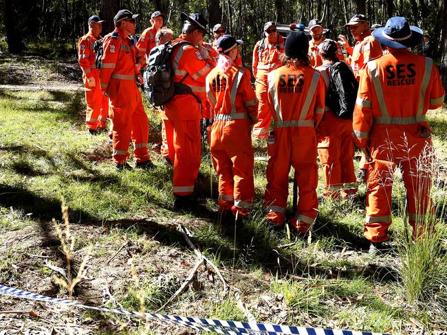 SES volunteers prepare for a line search. Picture: Nicole Garmston