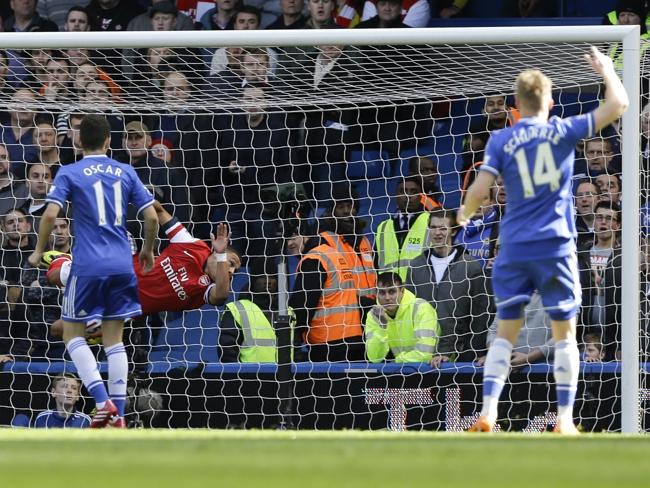 Alex Oxlade-Chamberlain mistakenly stayed on the field despite this hand ball.